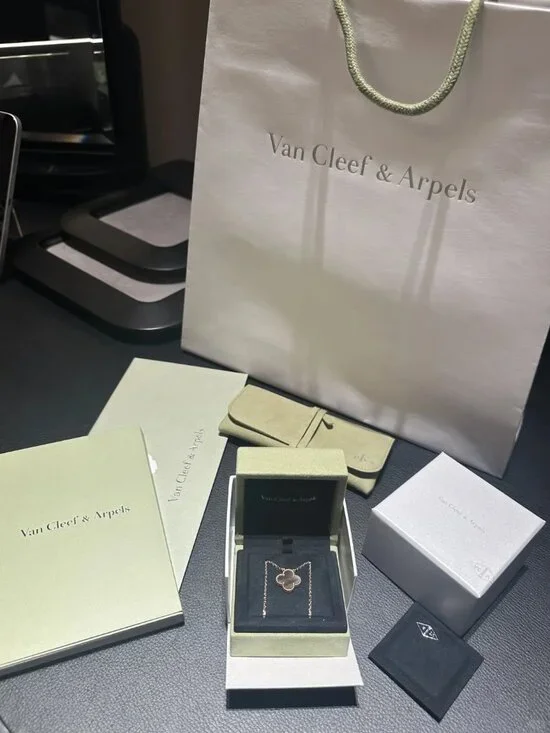 Authentic Van Cleef & Arpels 18K Yellow Gold Necklace - Picture 11 of 12